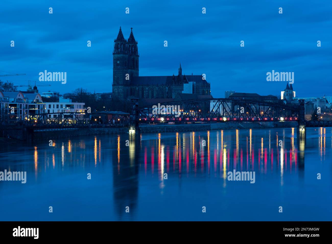 Cattedrale di Magdeburgo, ponte ascensore, riflessione in Elba, Magdeburgo, Sassonia-Anhalt, Germania Foto Stock