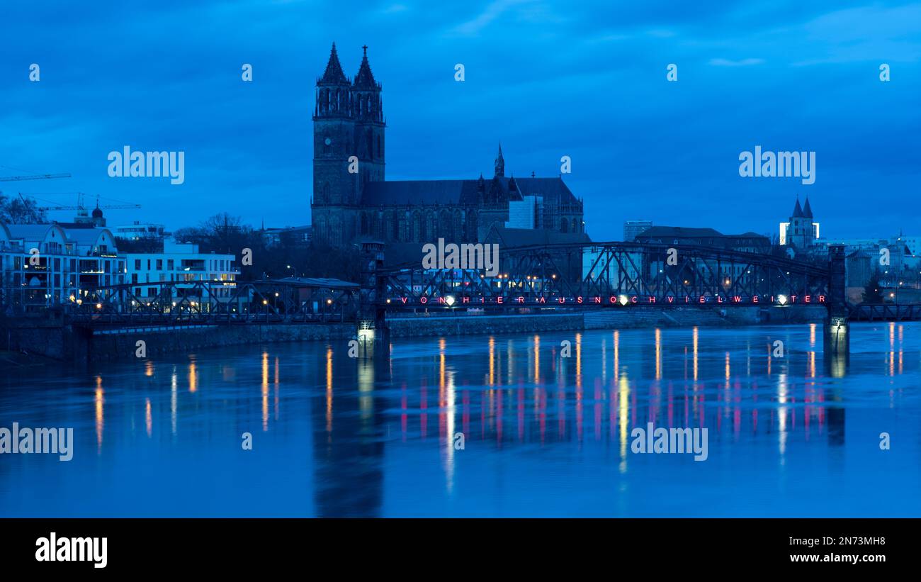 Cattedrale di Magdeburgo, ponte ascensore, riflessione in Elba, Magdeburgo, Sassonia-Anhalt, Germania Foto Stock