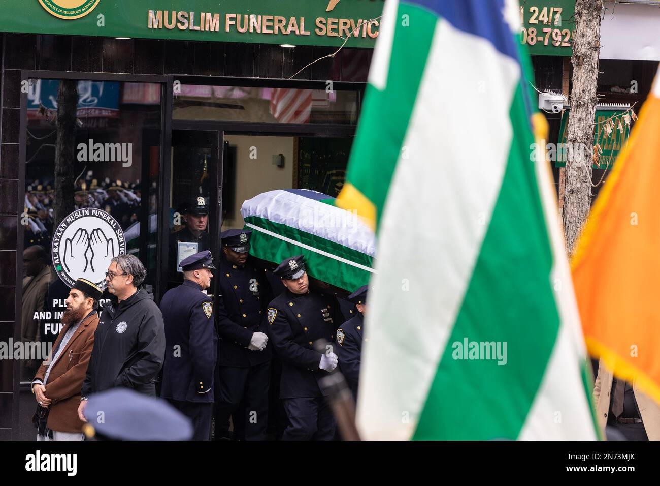 New York, New York, Stati Uniti. 9th Feb, 2023. Casket dell'ufficiale di polizia del NYPD Adeed Fayaz è trasportato al funerale al Makki Masjid Muslim Community Center di Brooklyn. PO Fayaz è stato ucciso in una rapina botched mentre tentava di comprare una macchina, era fuori servizio al momento. (Credit Image: © Lev Radin/Pacific Press via ZUMA Press Wire) SOLO PER USO EDITORIALE! Non per USO commerciale! Foto Stock