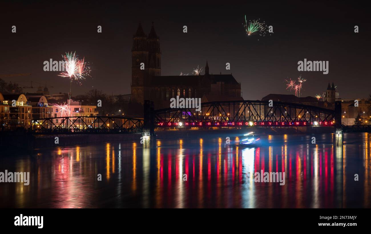 Razzi di Capodanno, Cattedrale di Magdeburgo, ponte elevatore, Magdeburgo, Sassonia-Anhalt, Germania Foto Stock