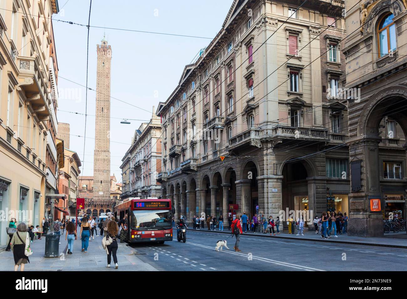 Via Rizzoli a Bologna, Italia, con Torre Asinelli sullo sfondo Foto Stock