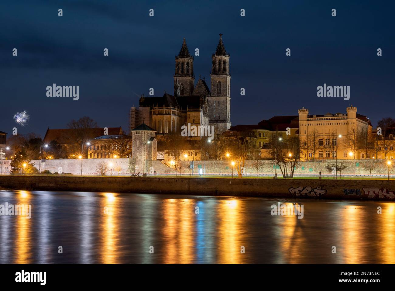Cattedrale di Magdeburgo, razzo di Capodanno, riflessione nell'Elba, Magdeburgo, Sassonia-Anhalt, Germania Foto Stock
