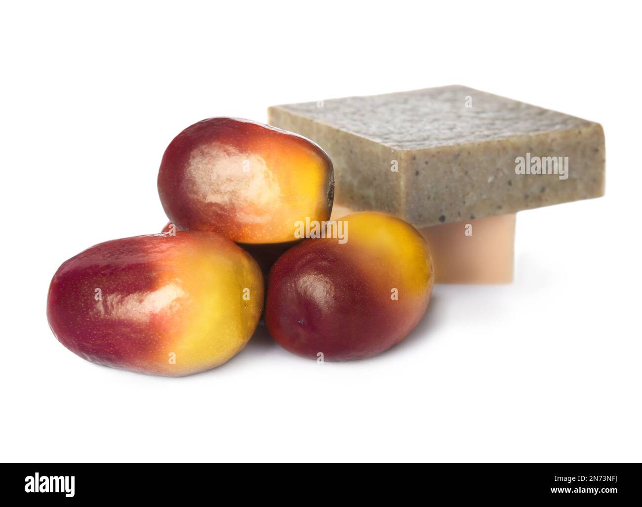 Frutta fresca matura di olio di palma e saponette su sfondo bianco Foto Stock