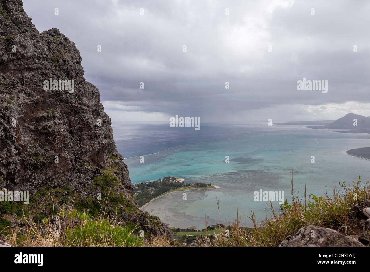 La vista dalla montagna famosa Mauritius le Morne Brabant montagna. Foto Stock