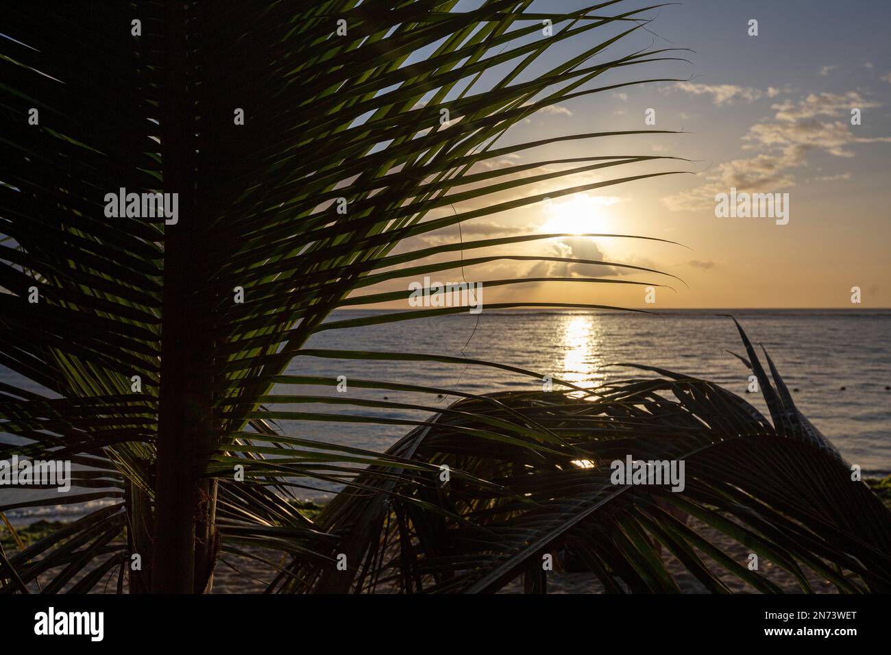 Il tramonto alla spiaggia di Flic en Flac, Mauritius, Africa Foto Stock