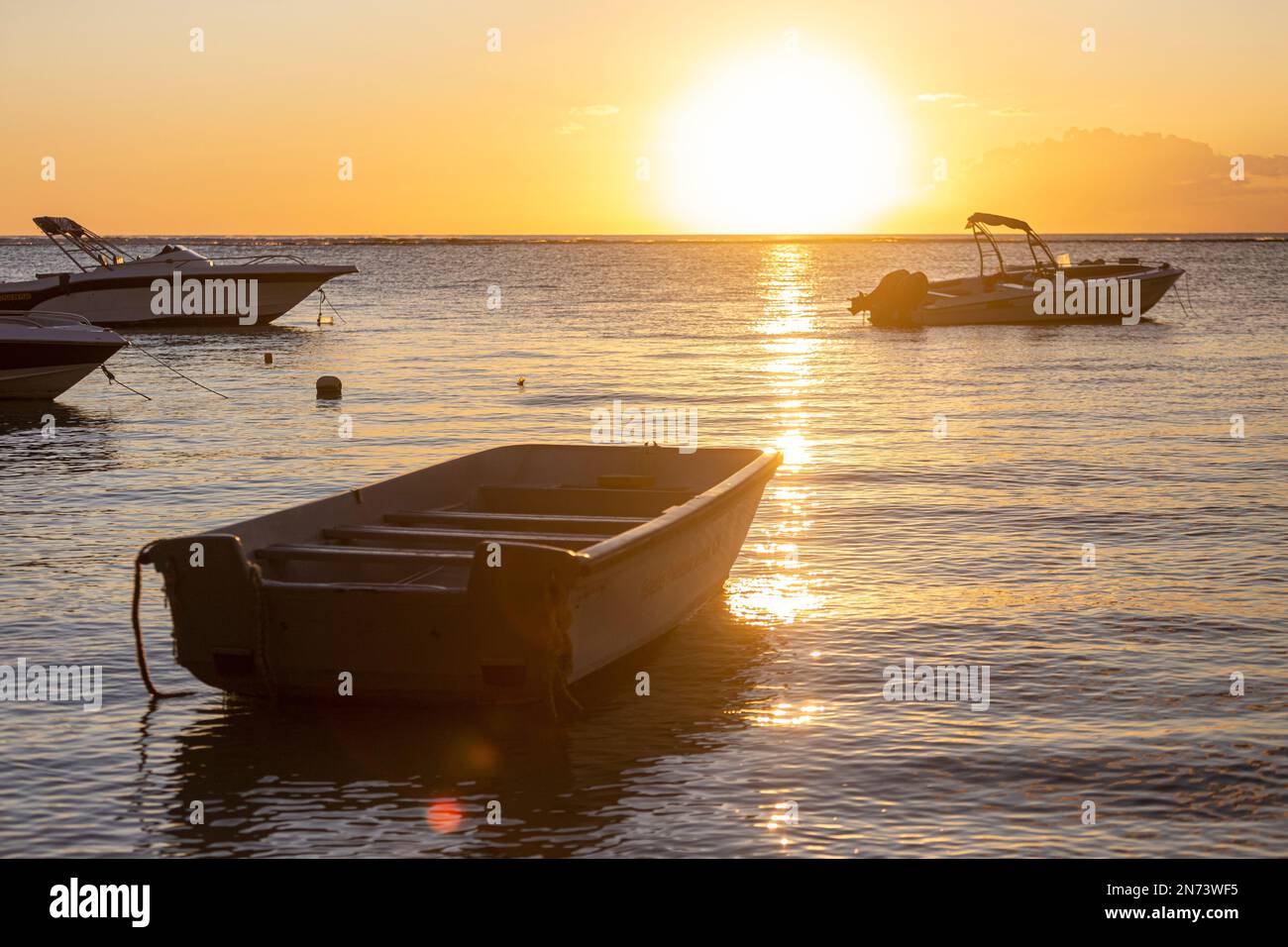 Tramonto con barche sull'oceano a mauritius, Africa Foto Stock