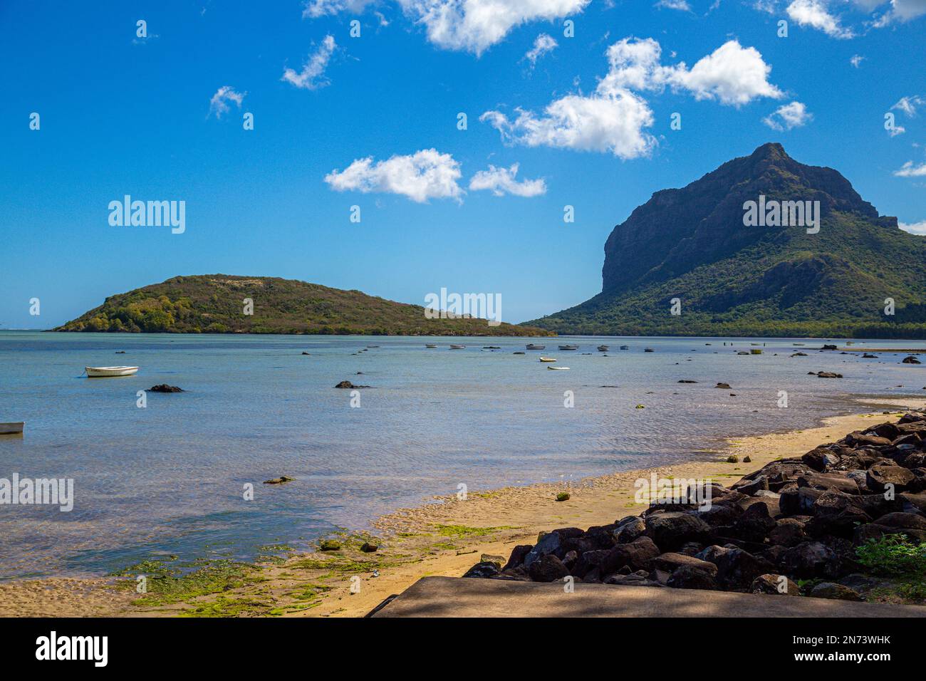 Una spiaggia e l'oceano di fronte al Monte le Morne Brabant a Mauritius Island, Africa Foto Stock