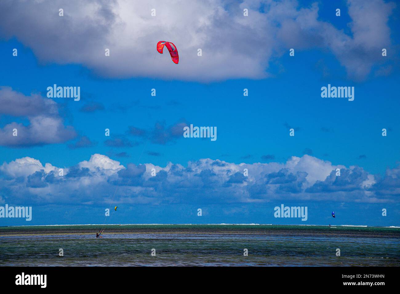 Un kite surfer sull'oceano nel sud dell'isola di Mauritius, Africa Foto Stock