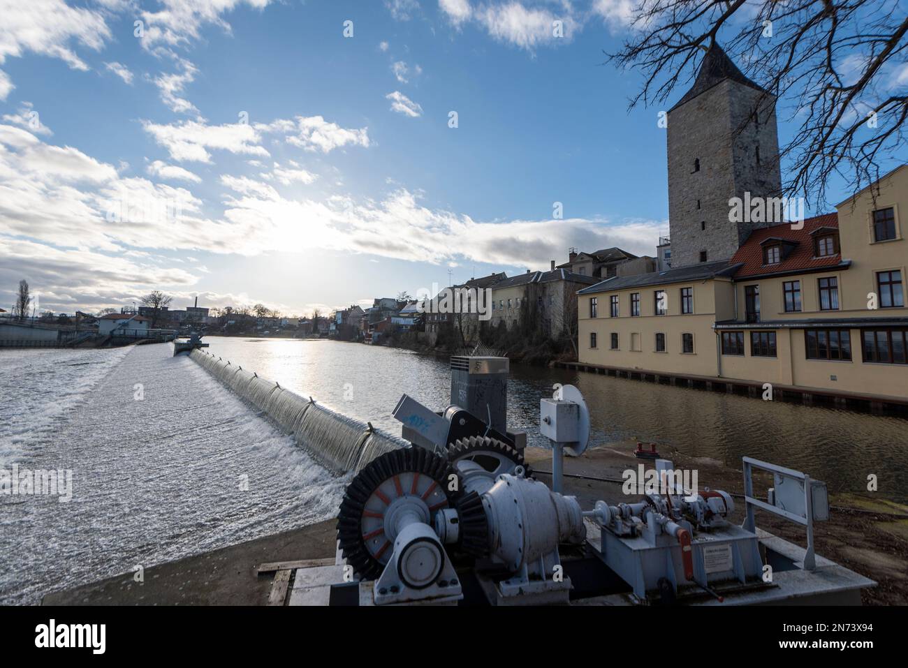 Weir sulla Saale, Witch Tower, Calbe, Sassonia-Anhalt, Germania Foto Stock
