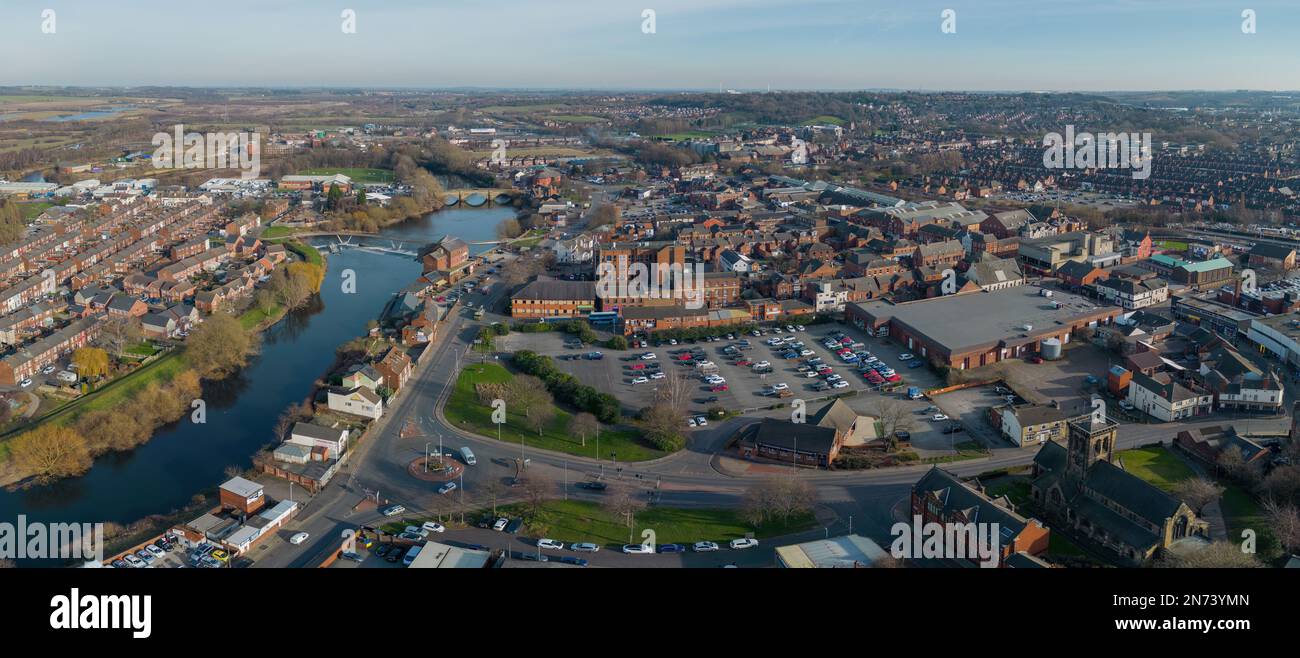 Castleford nello Yorkshire occidentale visto dall'alto, con il centro città, i quartieri circostanti e il fiume Aire visibili. Foto Stock