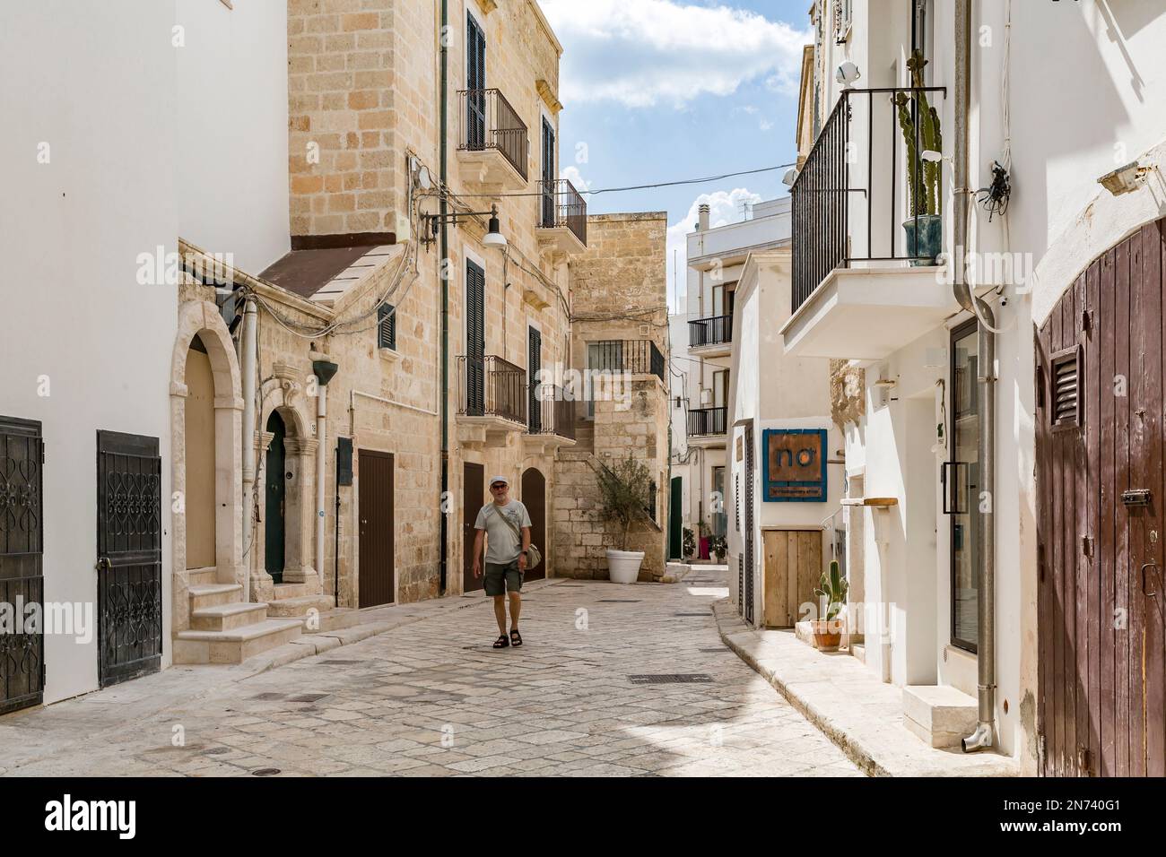 Turismo nel centro storico, Polignano a Mare, Puglia, Italia del Sud, Italia, Europa Foto Stock