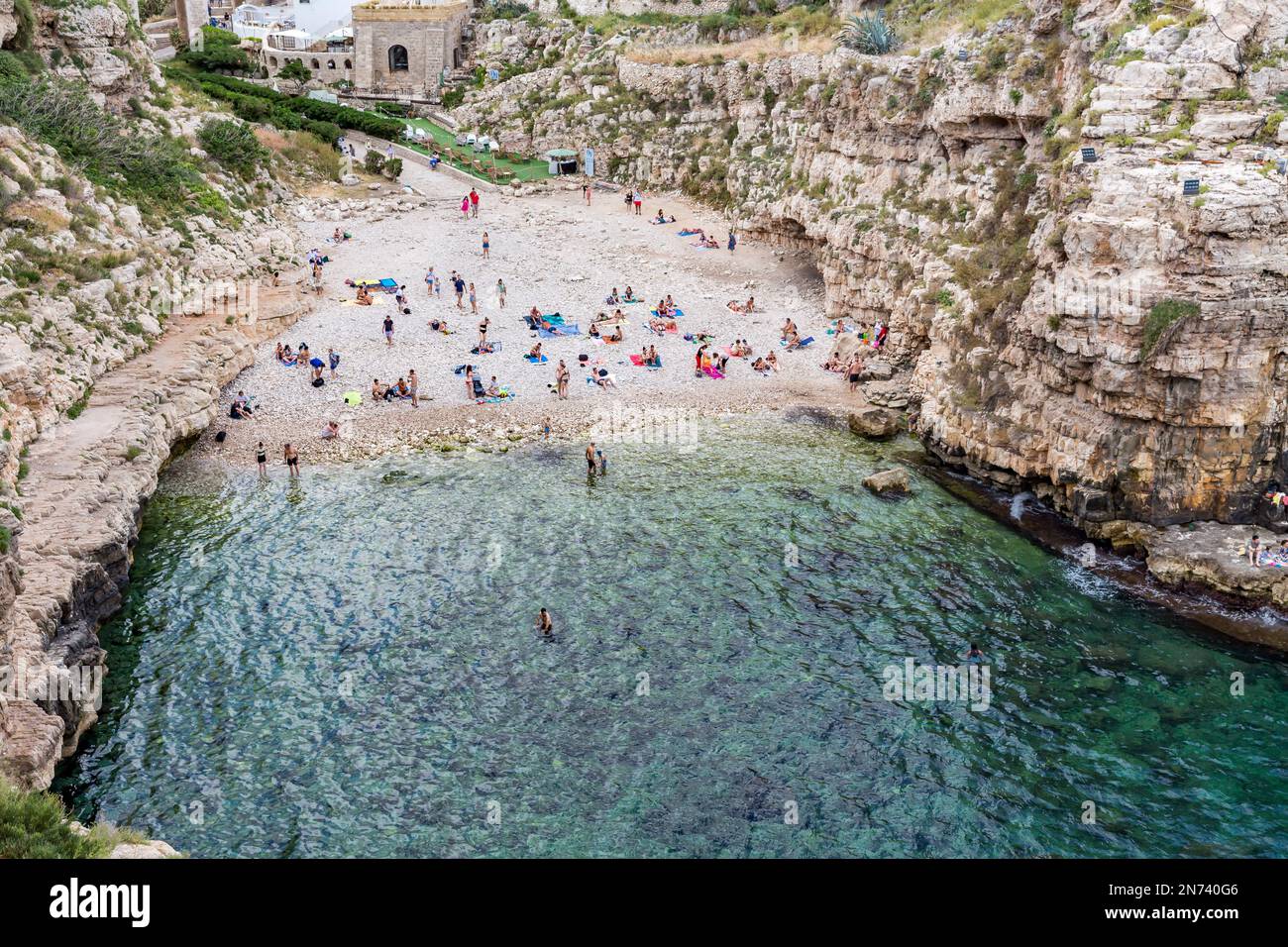 Lama Monachile, piccola spiaggia di ciottoli tra le scogliere, Polignano a Mare, Puglia, Italia Meridionale, Italia, Europa Foto Stock