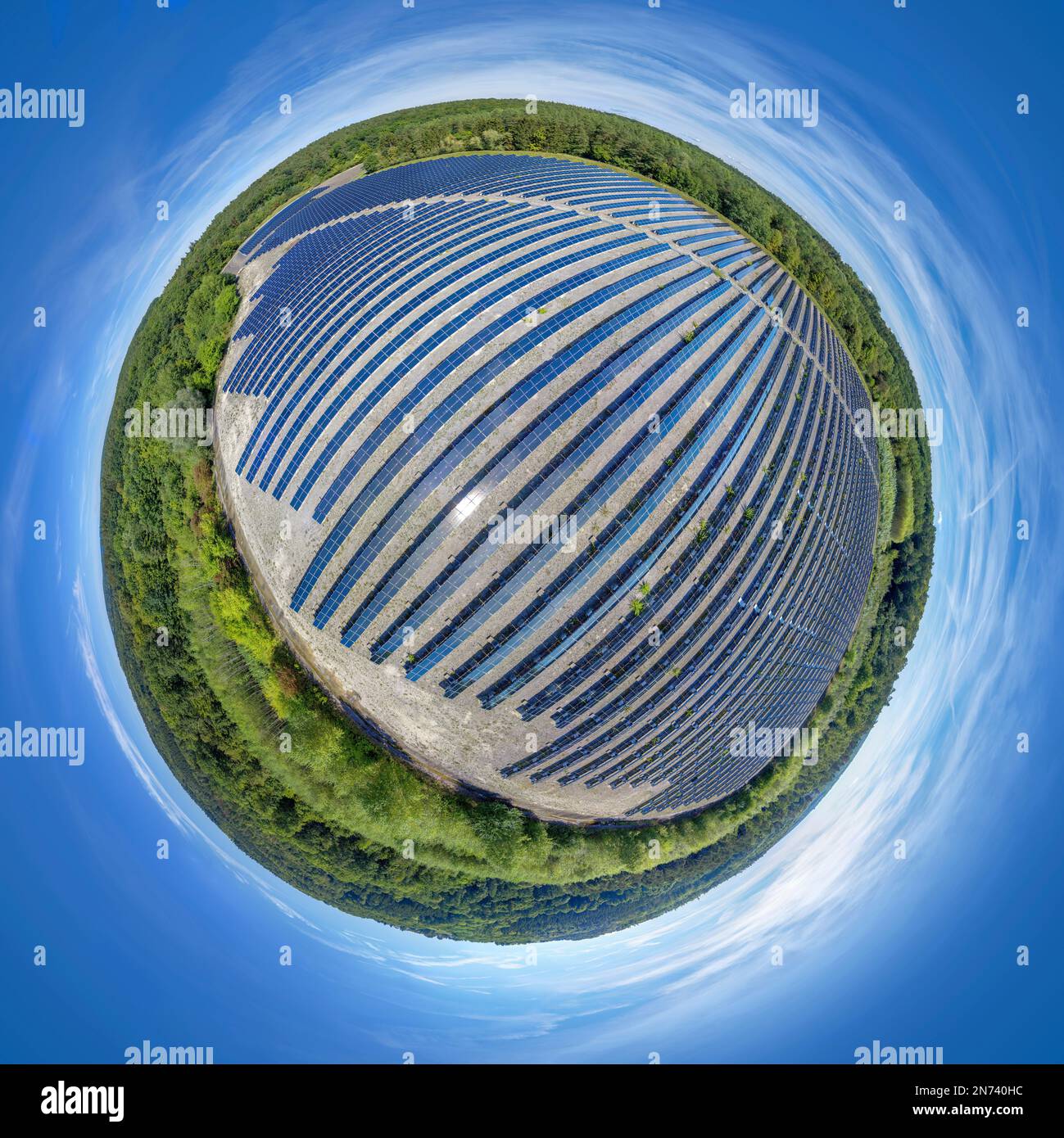 Germania, Baden-Wuerttemberg, generazione di energia, fotovoltaico, campo solare in una foresta, panorama sferico Foto Stock