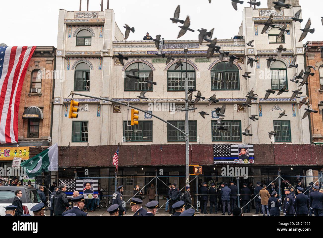 New York, New York, Stati Uniti. 9th Feb, 2023. Pegiones sorvola il funerale di Adeed Fayaz, ufficiale della polizia, al Makki Masjid Muslim Community Center di Brooklyn. PO Fayaz è stato ucciso in una rapina botched mentre tentava di comprare una macchina, era fuori servizio al momento. (Credit Image: © Lev Radin/Pacific Press via ZUMA Press Wire) SOLO PER USO EDITORIALE! Non per USO commerciale! Foto Stock