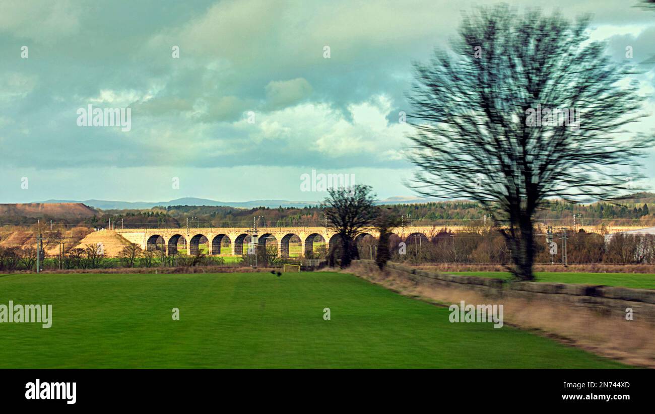 Almond Viadotto sulla ferrovia di Edimburgo e Glasgow, appena ad ovest di Edimburgo. Tratto dall'autostrada M8 Foto Stock