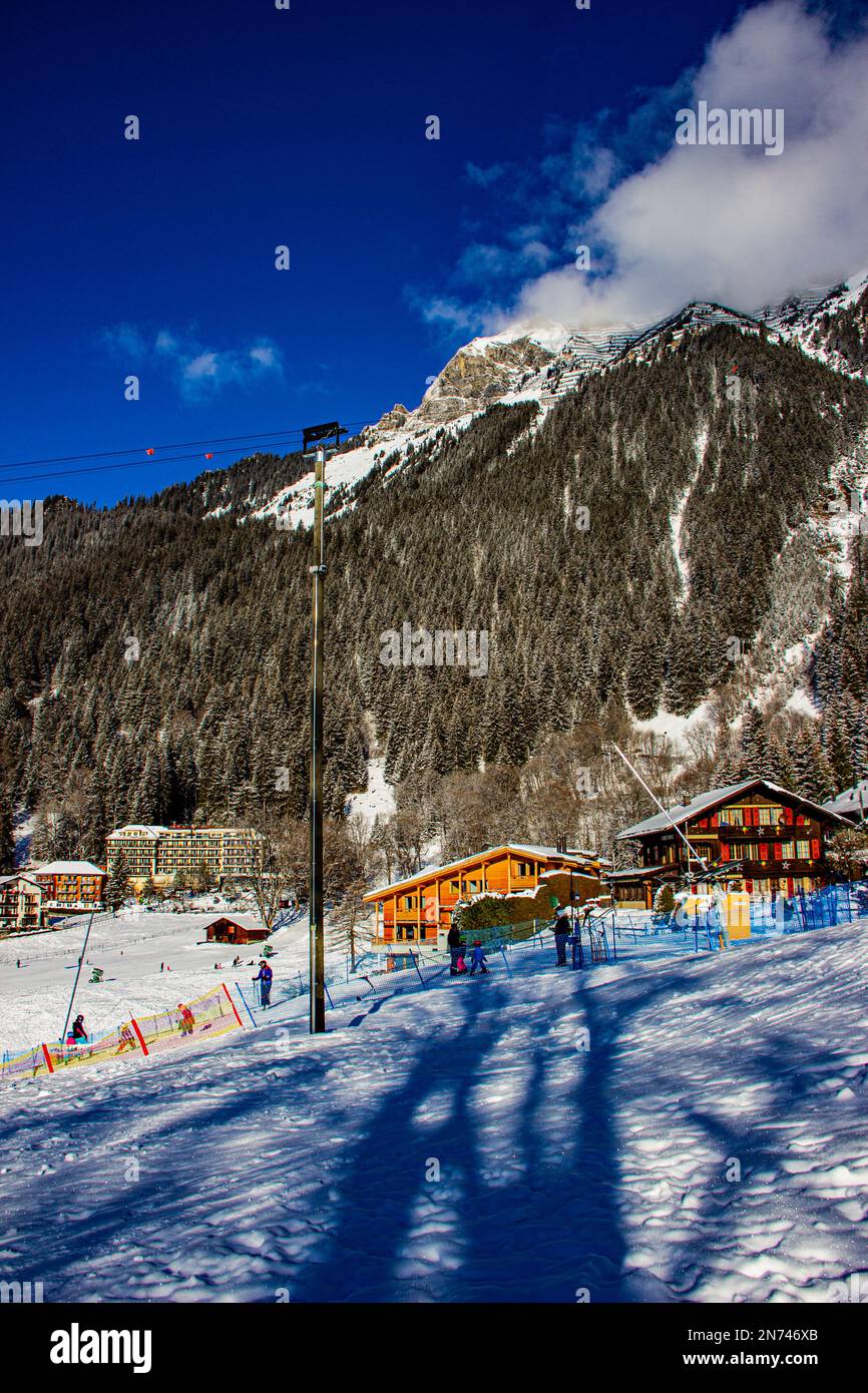 Giornata di sole nelle Alpi svizzere, neve e cielo azzurro, Wengen, Svizzera Foto Stock