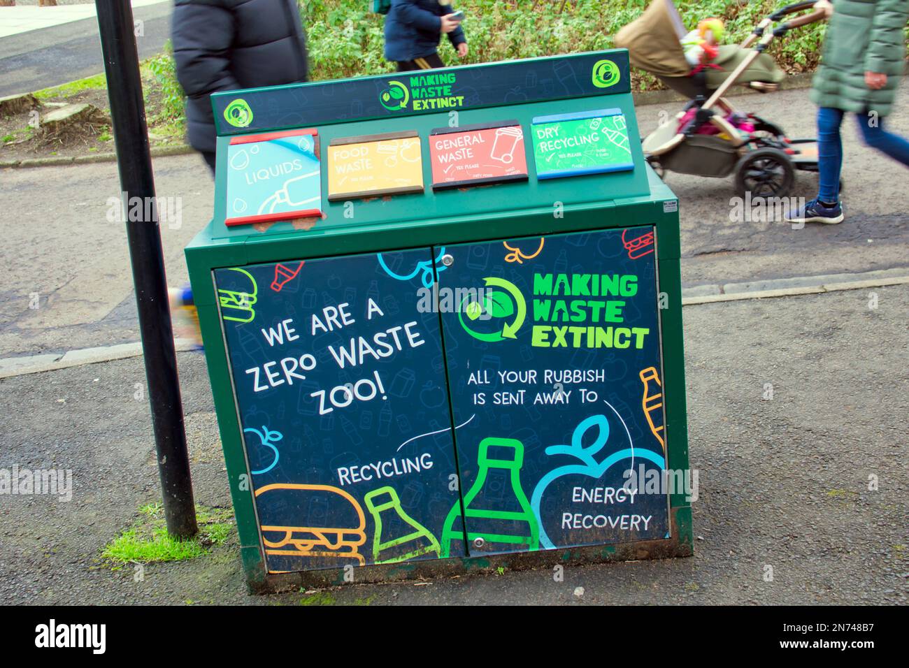 Cestino di riciclaggio dello zoo di Edimburgo con divertenti riferimenti animali Foto Stock