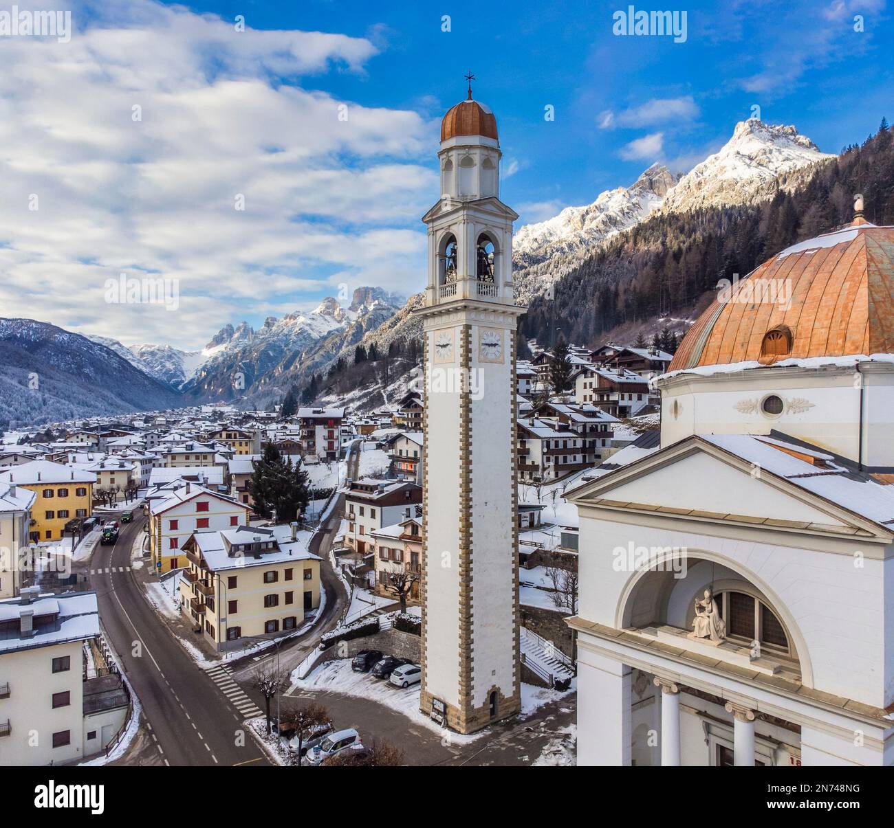 Italia, Veneto, provincia di Belluno, frazione di Villagrande, Auronzo di Cadore, e la parrocchiale di San Lucano, Dolomiti Foto Stock