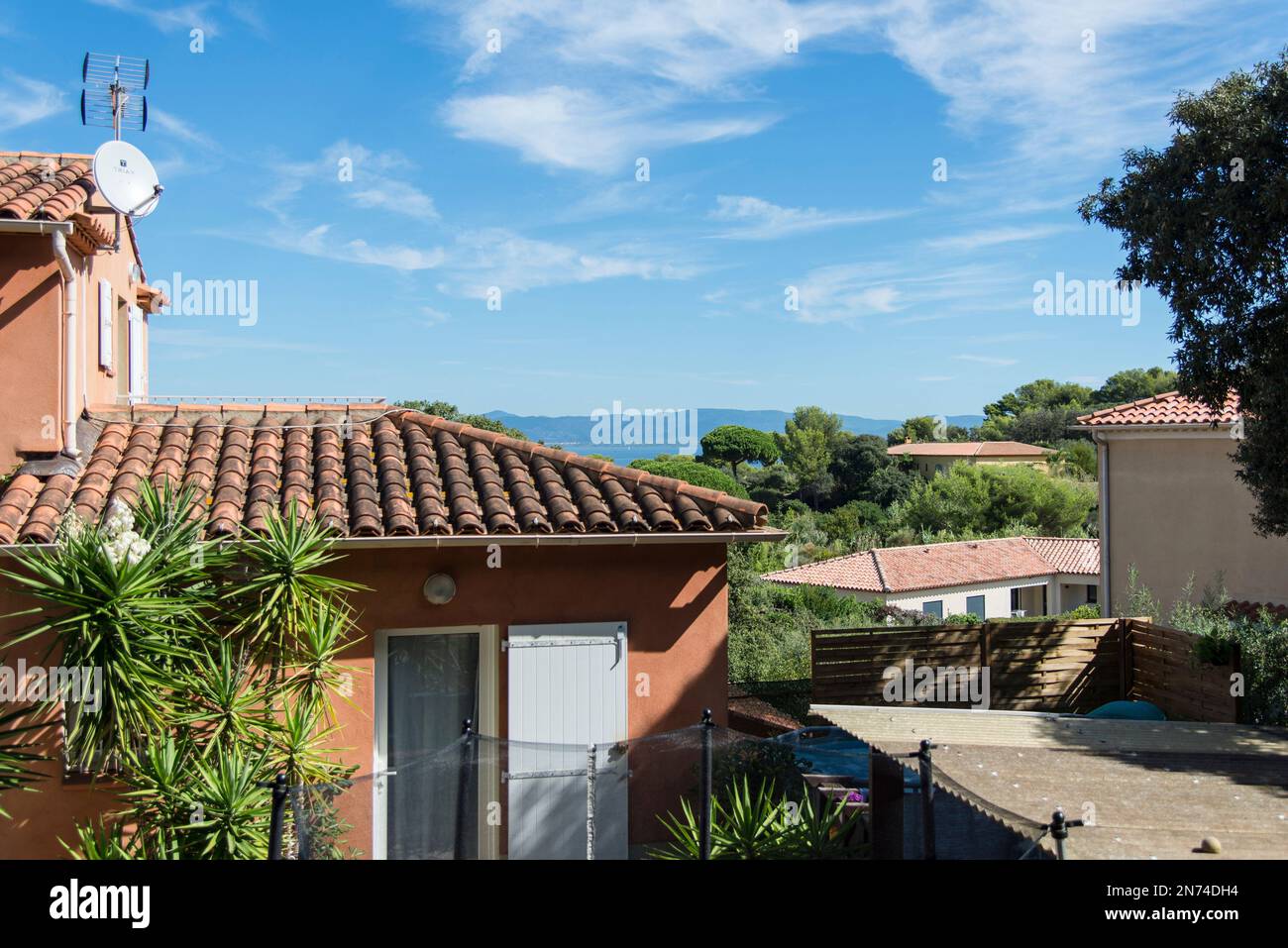 Vista sui tetti di Giens alla baia di Almanarre. Foto Stock