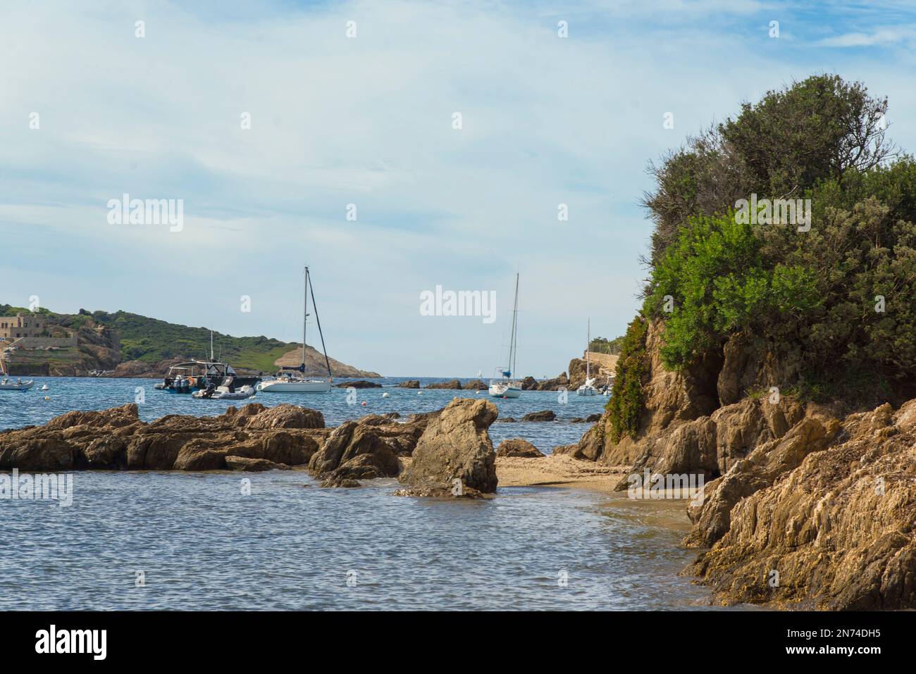 Baie balneabili con barche a vela ancorate a la Tour Fondue. Foto Stock