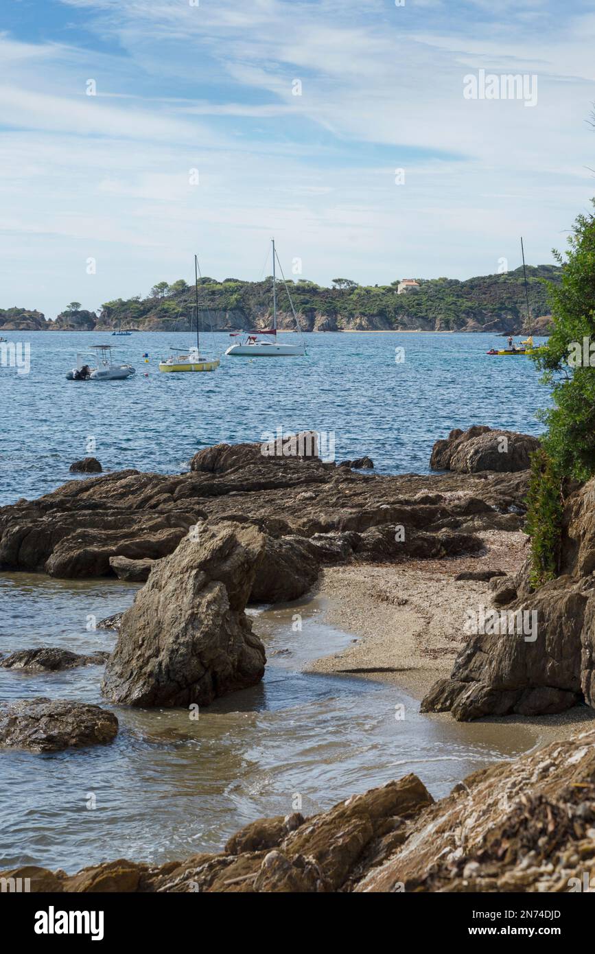 Baie balneabili con barche a vela ancorate a la Tour Fondue. Foto Stock