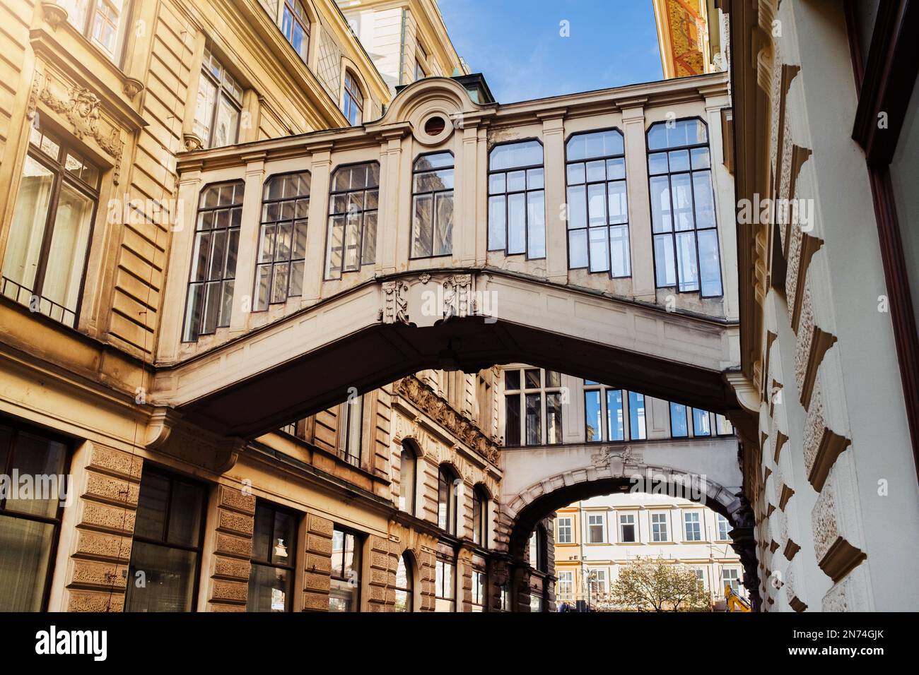 Ponti ornamentali tra gli edifici di Praga. Bella architettura europea Foto Stock