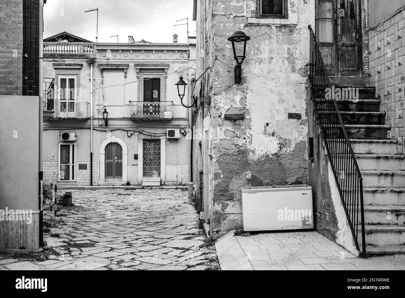 Vicolo abbandonato e case vuote a Lesina, una piccola città del Gargano, Italia meridionale Foto Stock