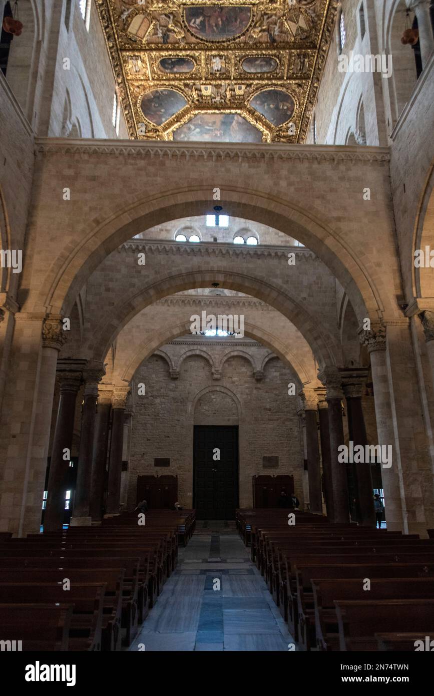 Bari, Italia, all'interno della famosa basilica di San Nicola a Bari, luogo di sepoltura di San Nicola, Italia meridionale Foto Stock