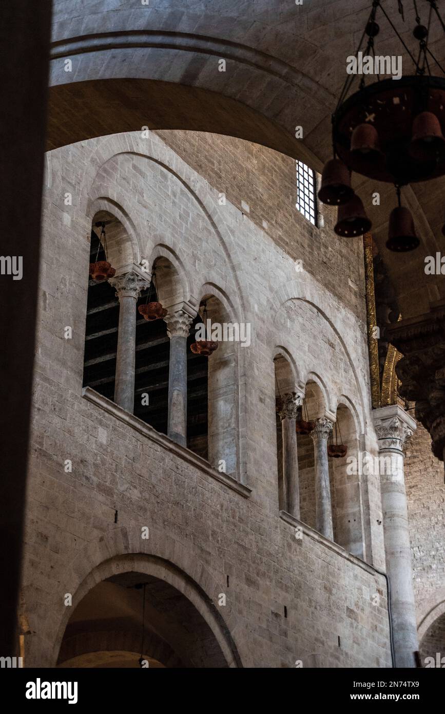 Bari, Italia, all'interno della famosa basilica di San Nicola a Bari, luogo di sepoltura di San Nicola, Italia meridionale Foto Stock