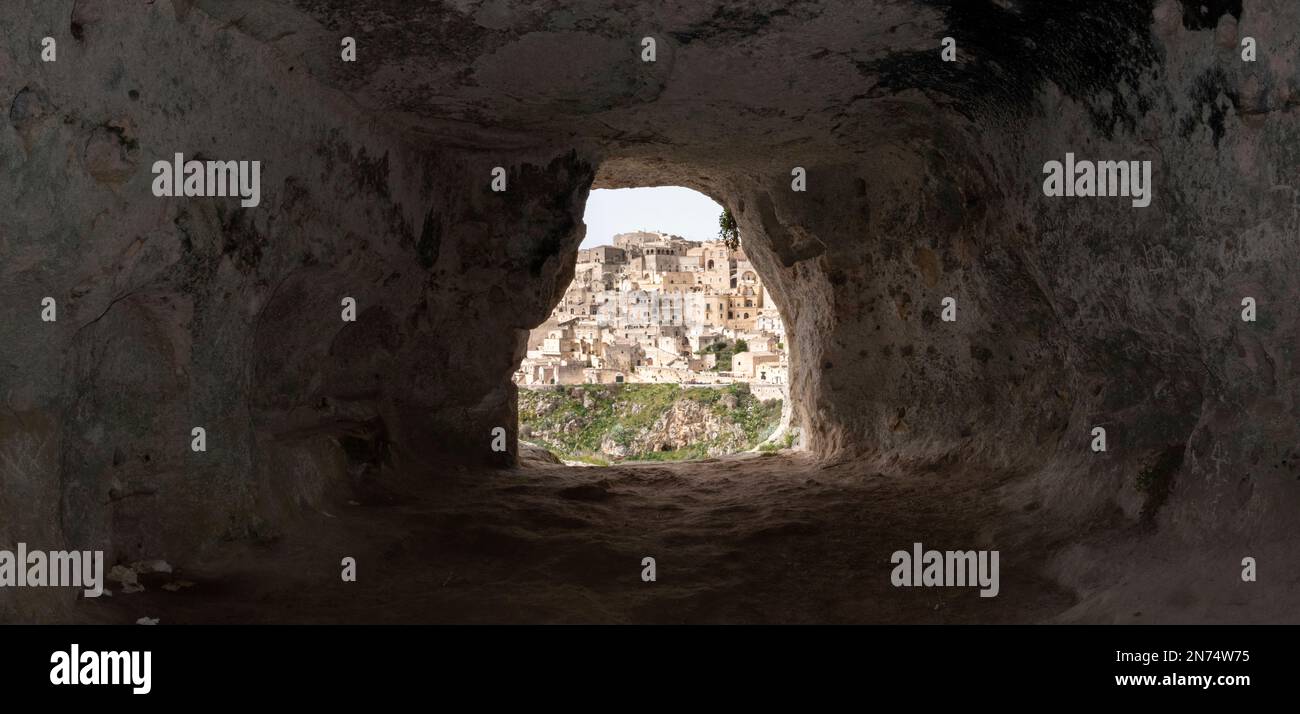 Vista panoramica del centro storico con la sua cattedrale, foto scattata da una casa grotta, Italia Foto Stock