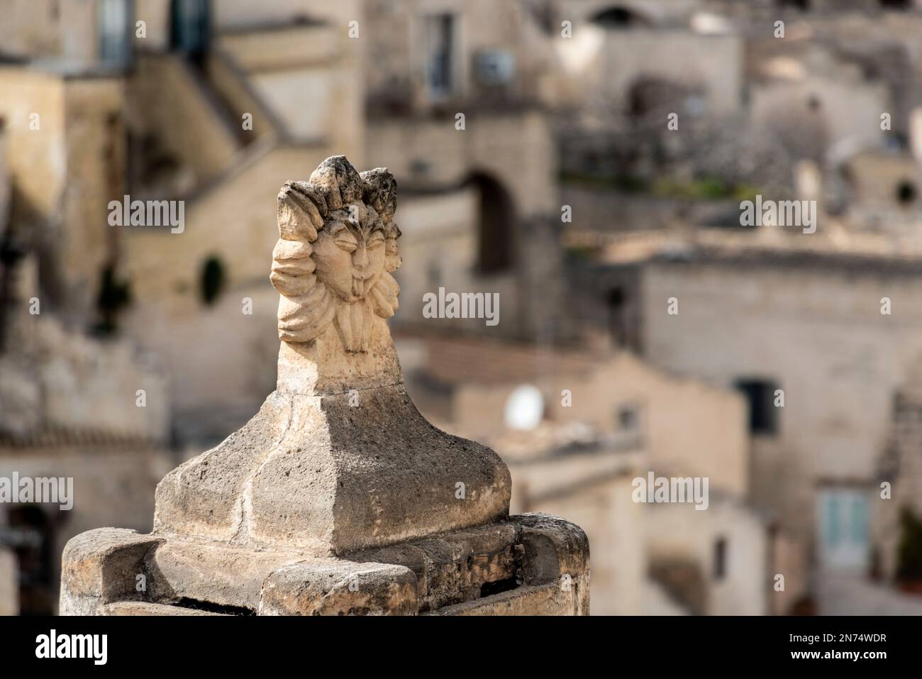 Decorazione del tetto su una casa nel centro di Matera, Italia meridionale Foto Stock