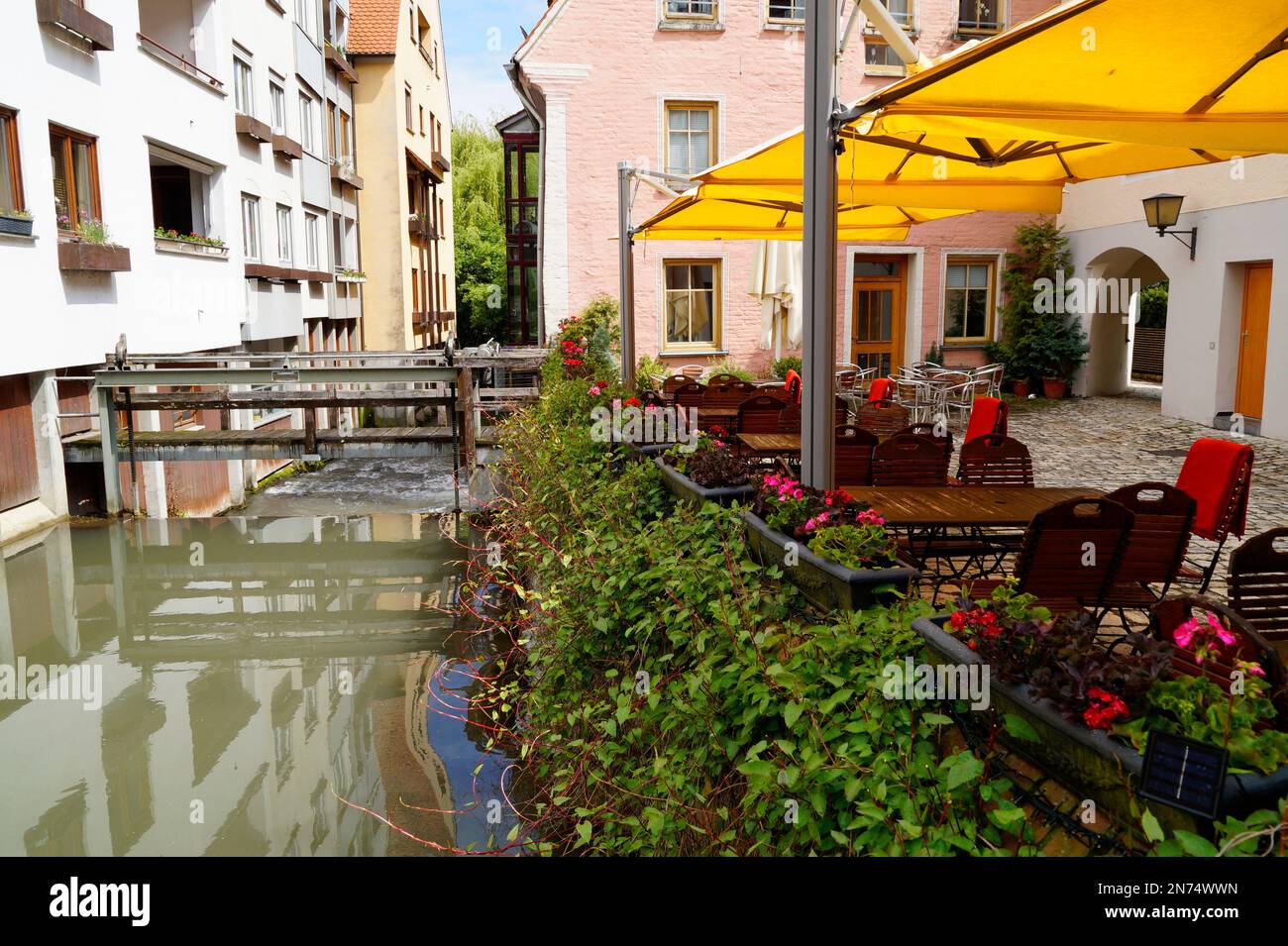 Vista panoramica della città di Ulma con le sue romantiche e antiche case in legno in una bella giornata primaverile in Germania (Ulma, Germania, Europa) Foto Stock