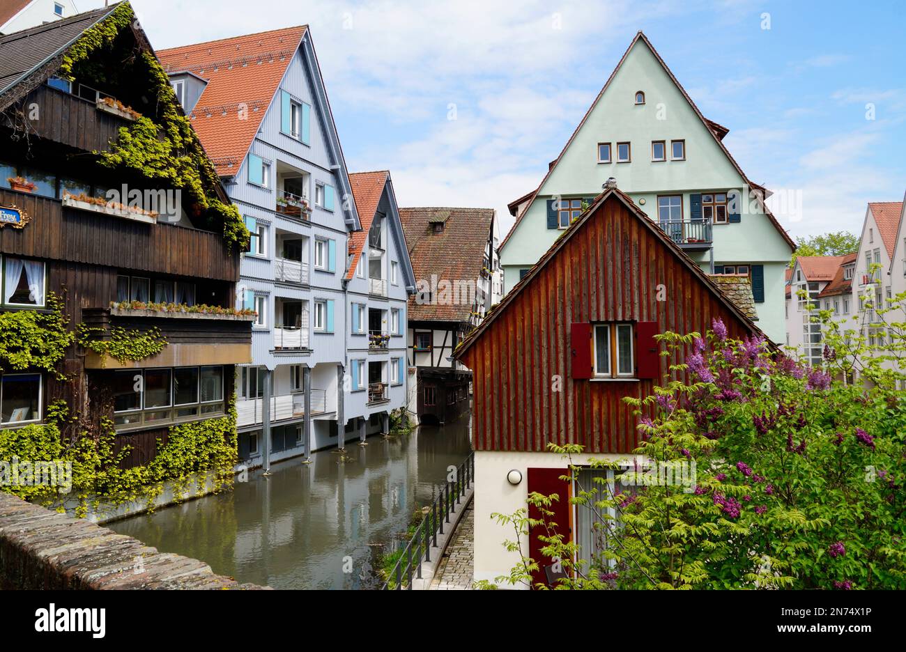 Vista panoramica della città di Ulma con le sue romantiche e antiche case in legno in una bella giornata primaverile in Germania (Ulma, Germania, Europa) Foto Stock