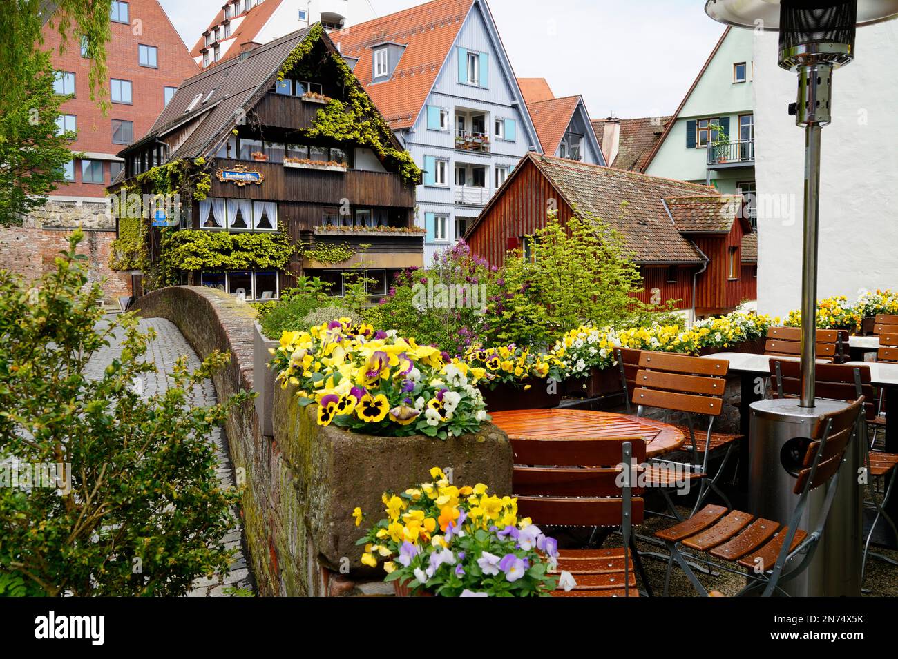 Vista panoramica della città di Ulma con le sue romantiche e antiche case in legno in una bella giornata primaverile in Germania (Ulma, Germania, Europa) Foto Stock