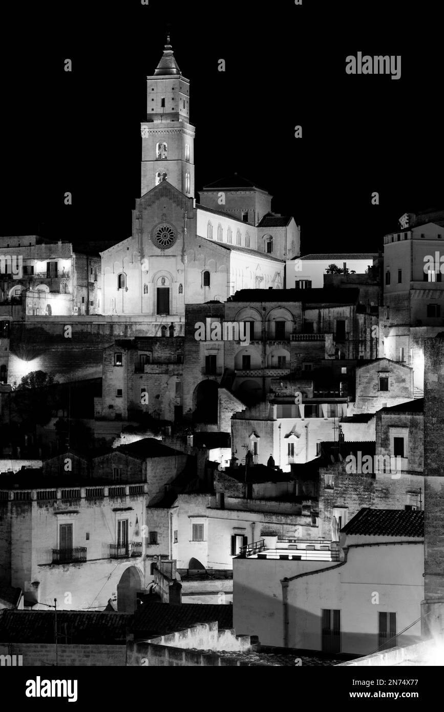 Scenografica cattedrale illuminata di Matera di notte, Italia Foto Stock