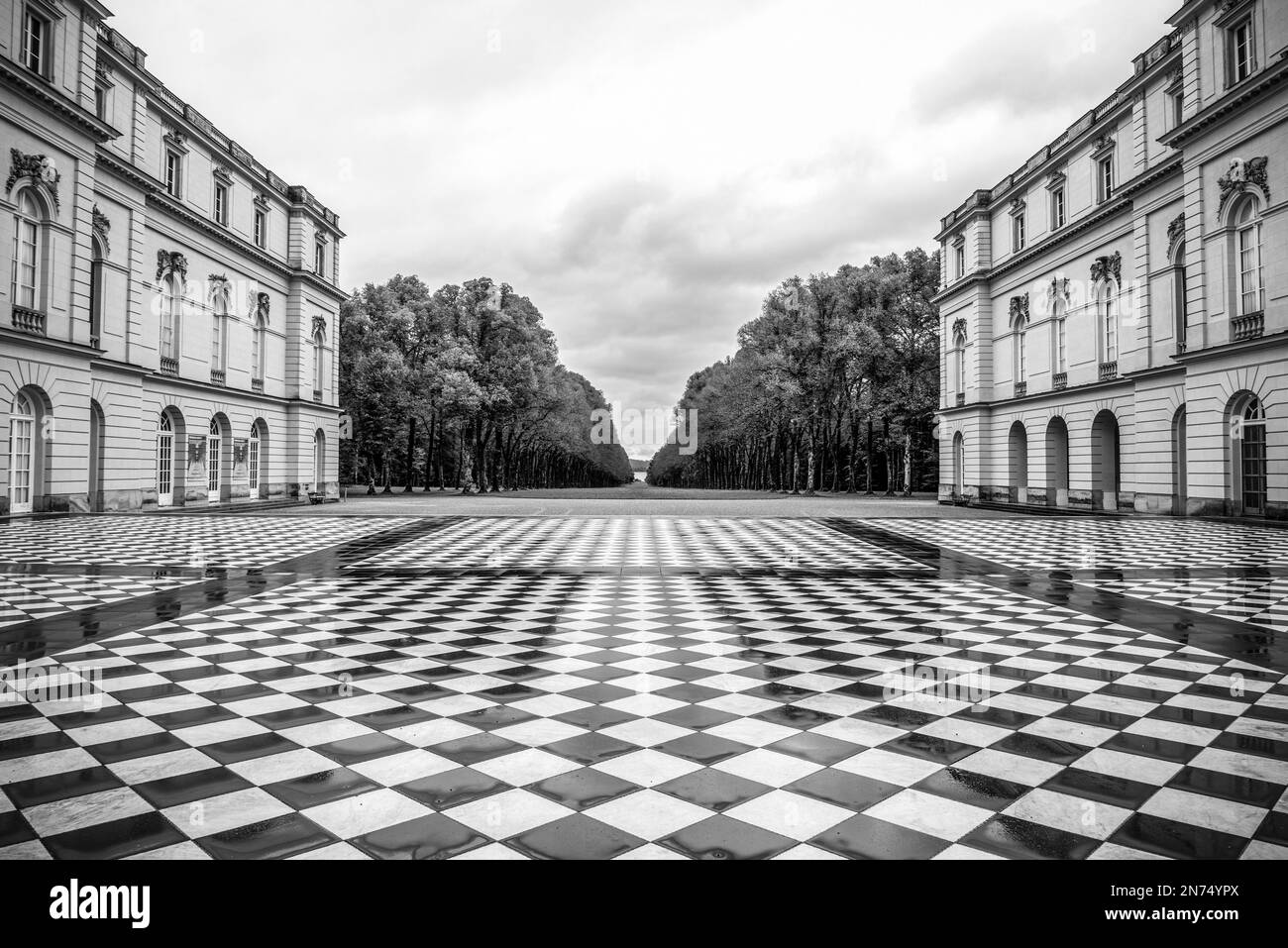 Cortile posteriore del Palazzo Herrenchiemsee sull'Isola di Herrenchiemsee durante la pioggia, Lago Chiemsee, Baviera, Germania Foto Stock
