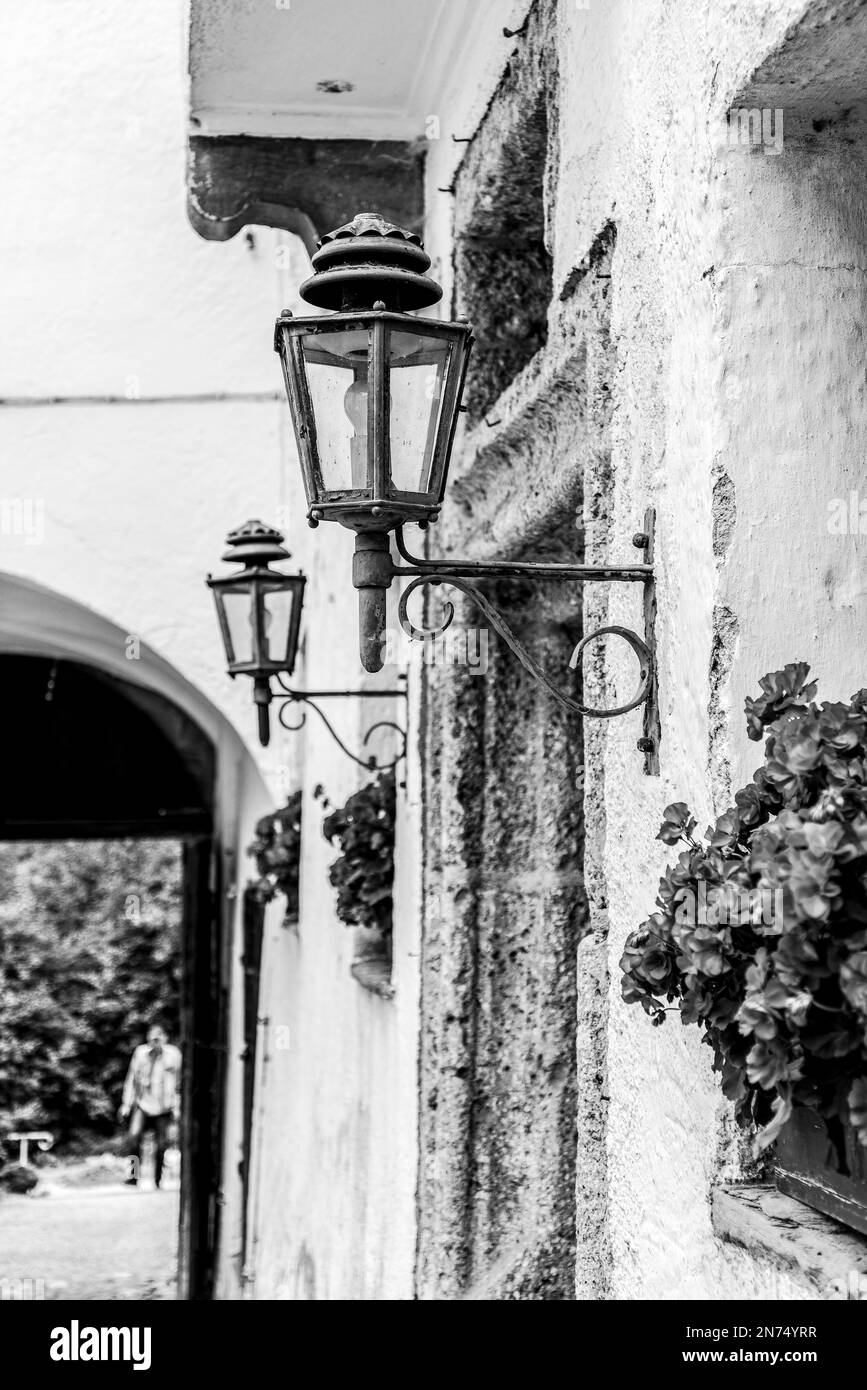 Lampada di strada e fiori all'ingresso del monastero Hoeglwoerth, Baviera Foto Stock
