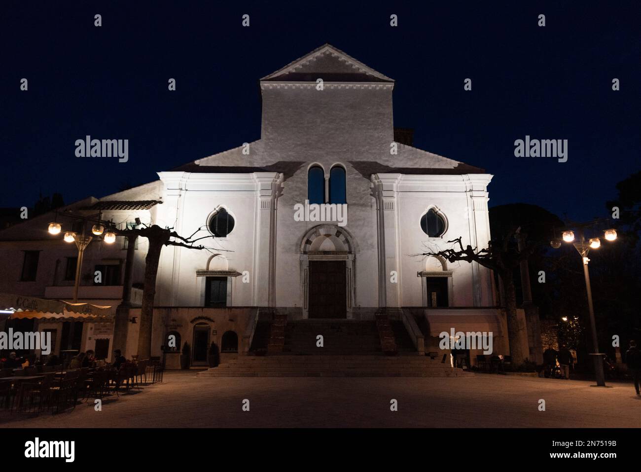Facciata illuminata della cattedrale di Ravello di notte Foto Stock