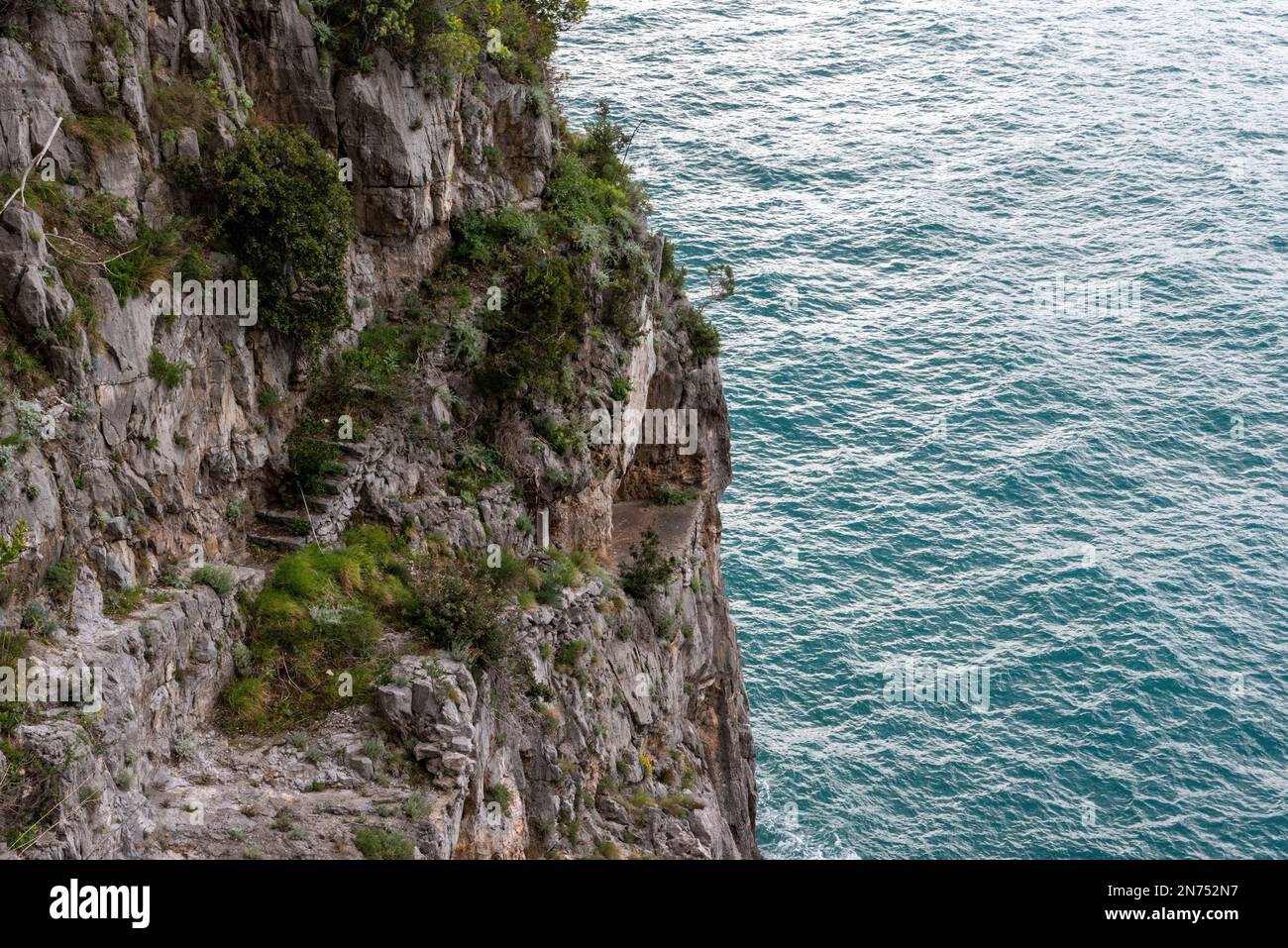 L'antico pericoloso passaggio costiero alle scogliere della costiera amalfitana, nel sud dell'Italia Foto Stock