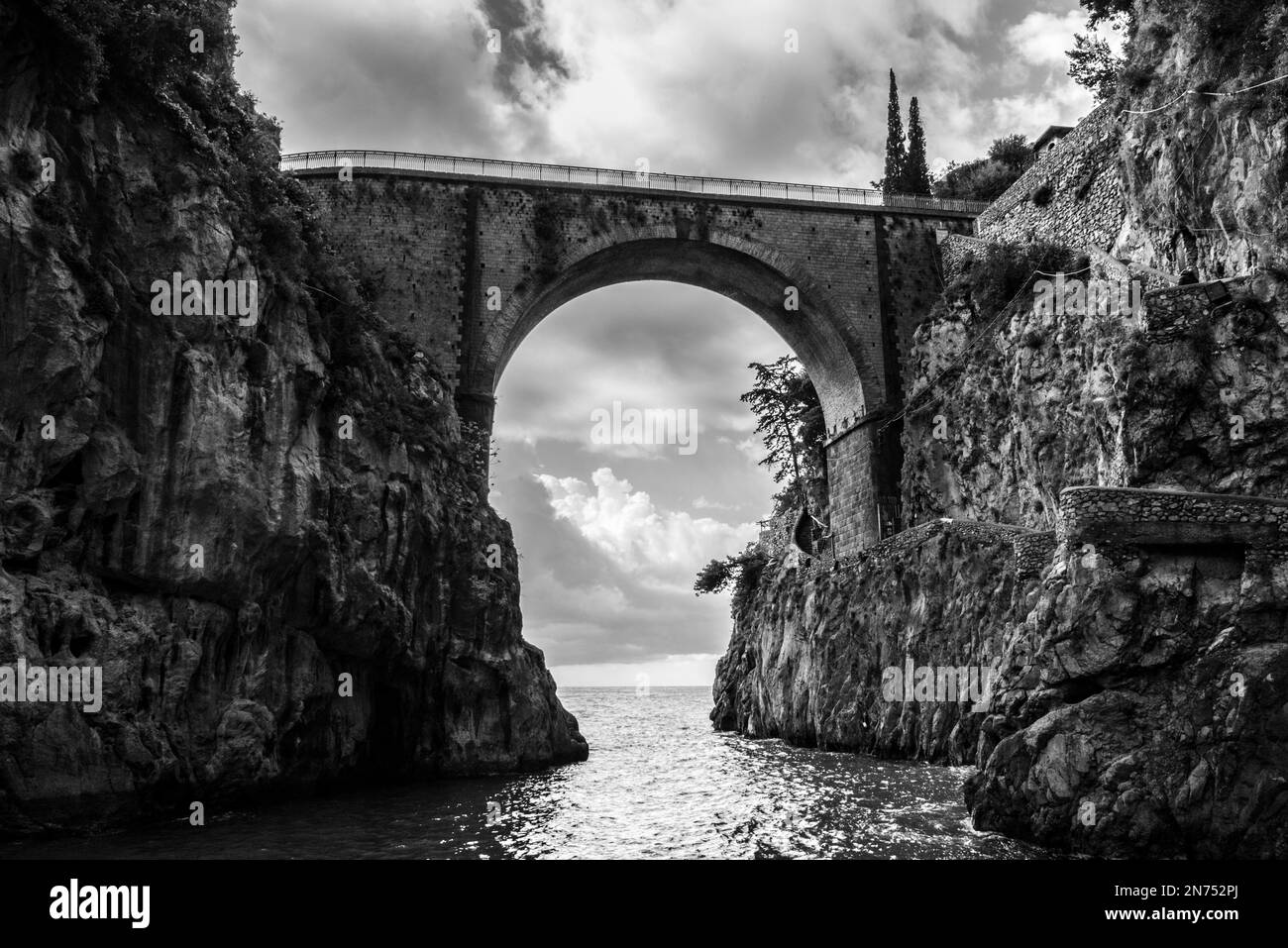 Scenico ponte ad arco al Fjord di Fury, Costiera Amalfitana del Sud Italia Foto Stock