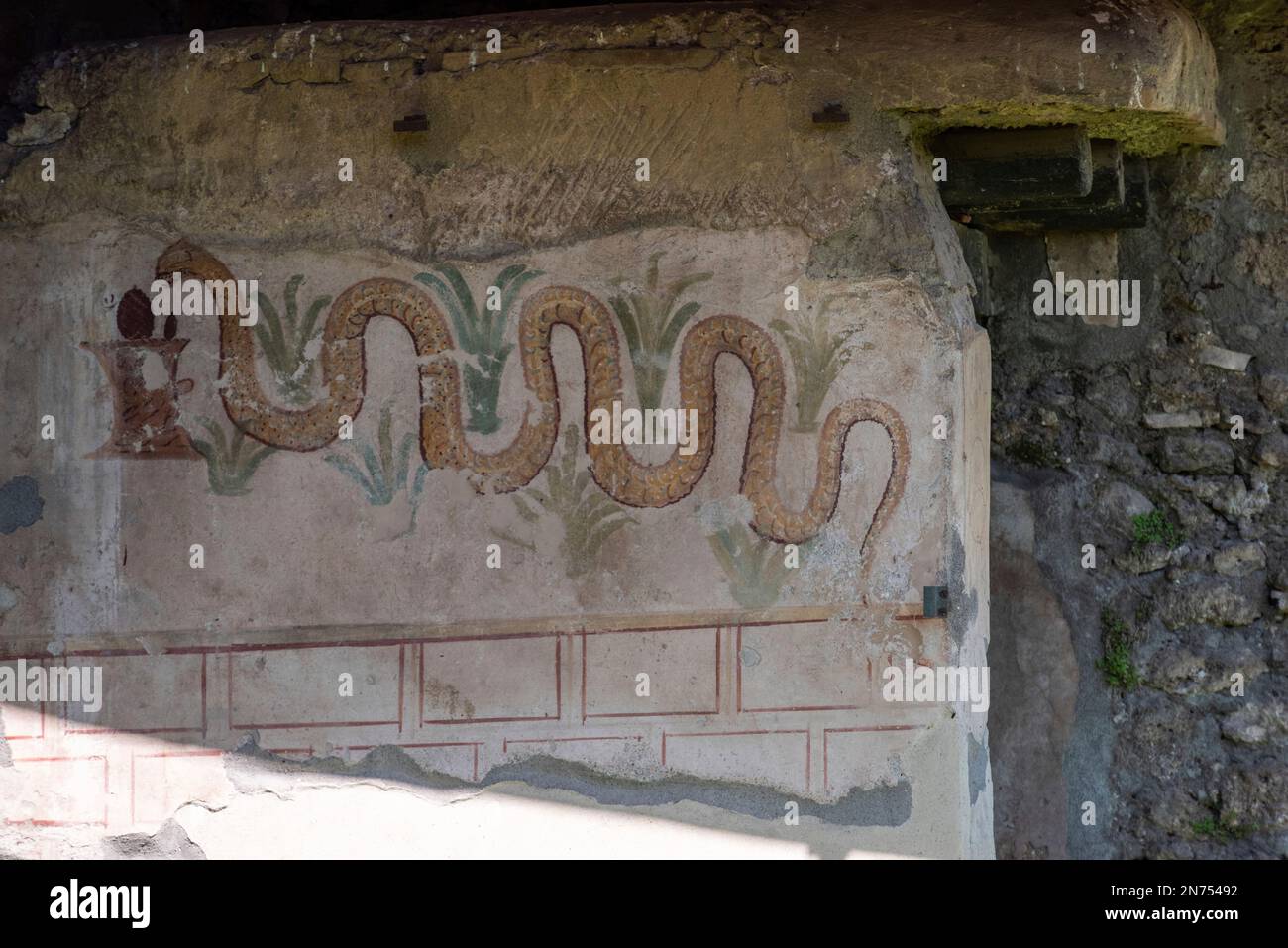 Pompei, Italia, fresco di un serpente in una villa pompeiana nel sud Italia Foto Stock