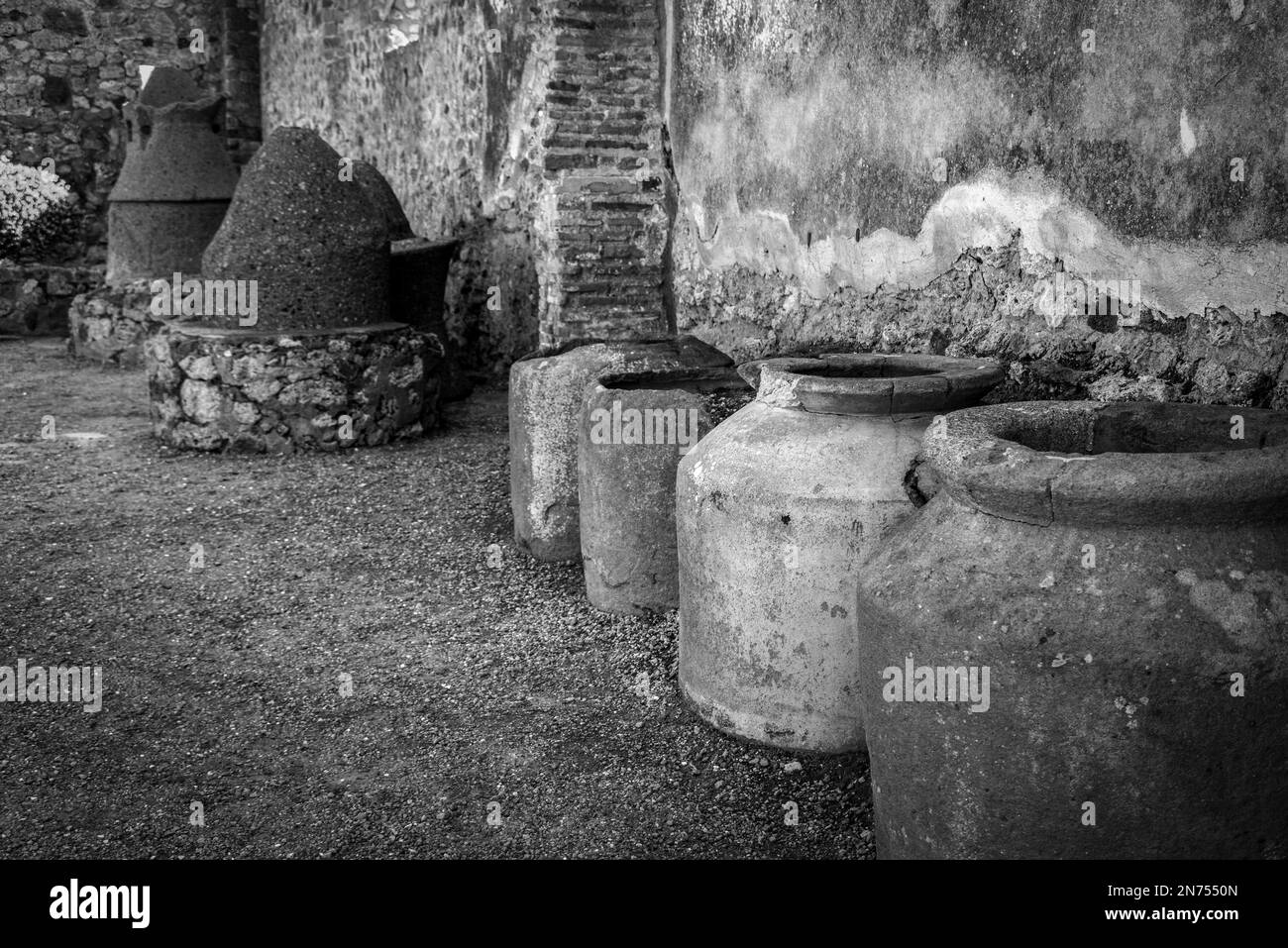 Pompei, Italia, grandi anfore di argilla sepolte nel terreno di un antico magazzino pompeiano, Italia meridionale Foto Stock