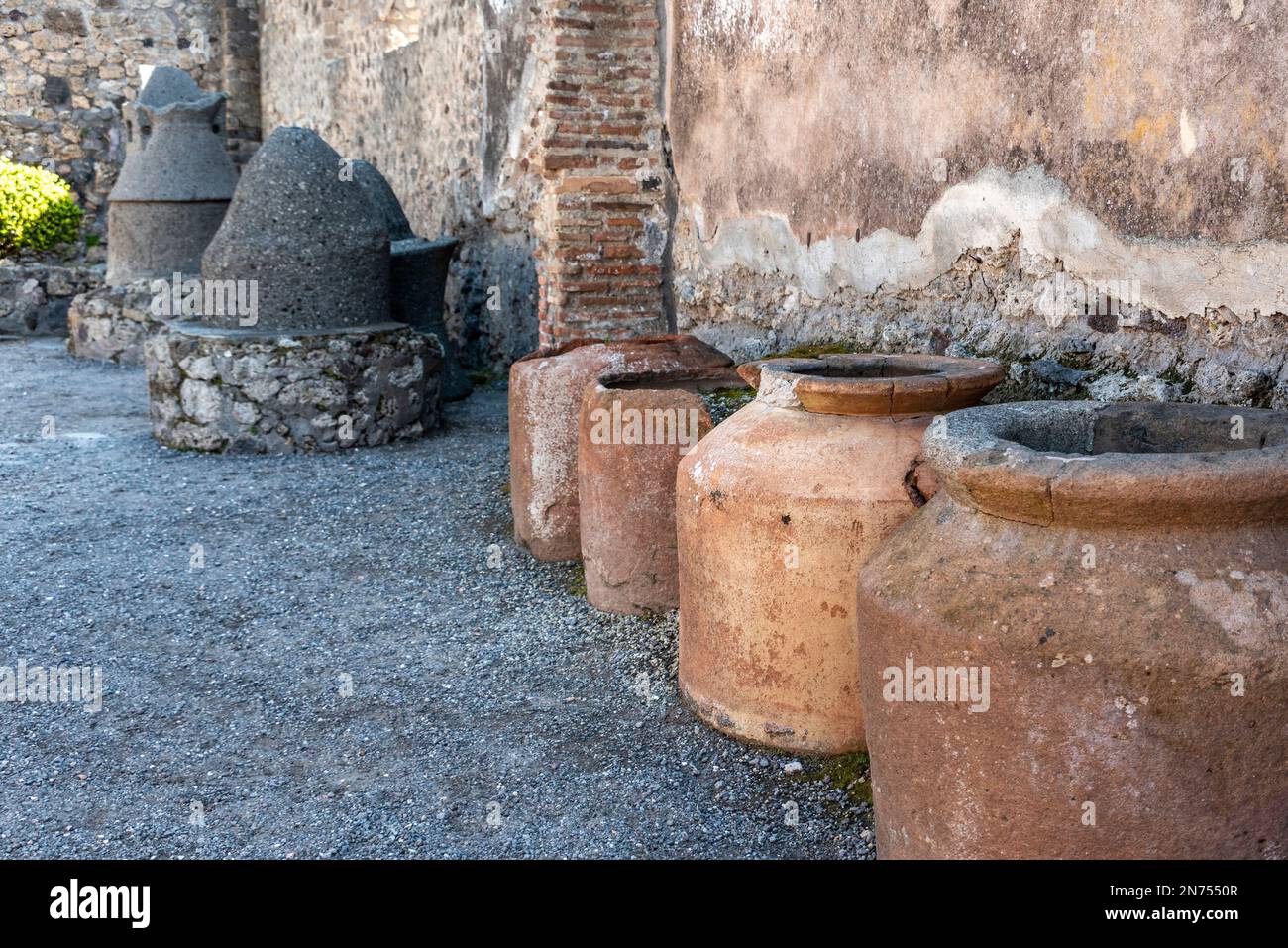 Pompei, Italia, grandi anfore di argilla sepolte nel terreno di un antico magazzino pompeiano, Italia meridionale Foto Stock