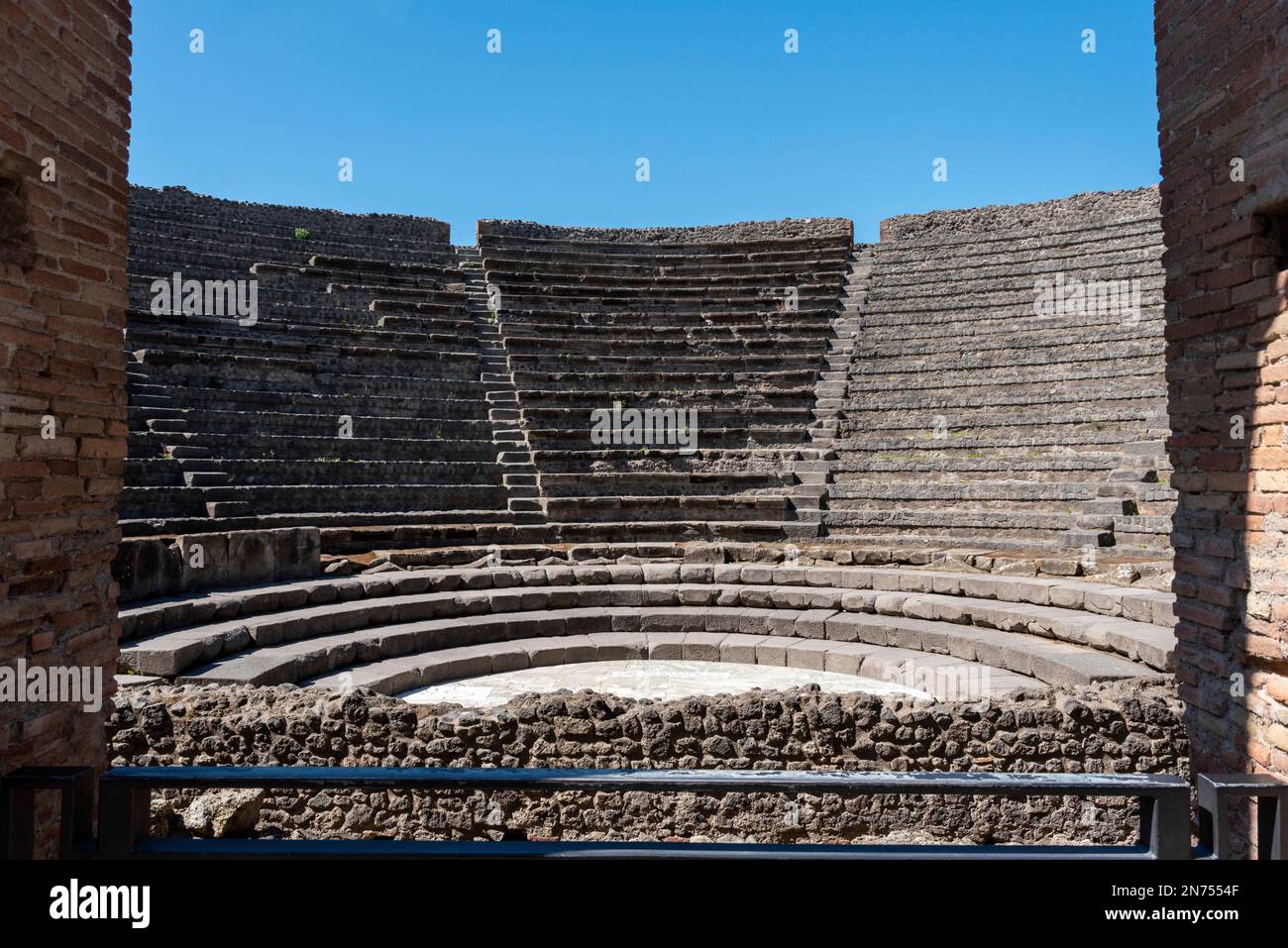 Tipico teatro romano nell'antica città di Pompei, nel sud dell'Italia Foto Stock