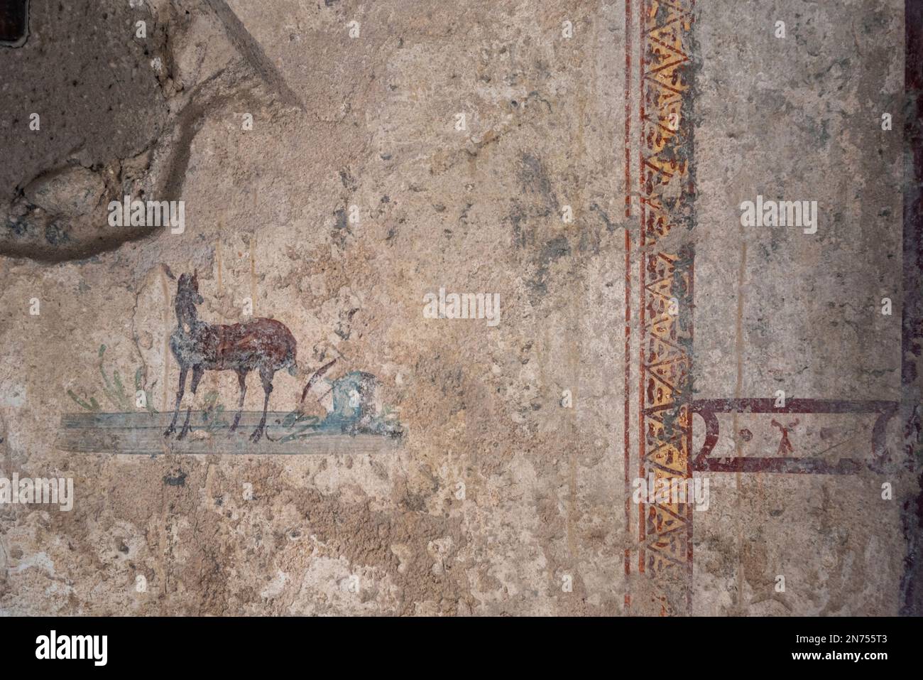 Scenografici affreschi antichi in una sala di una villa Pompeiana, Italia meridionale Foto Stock