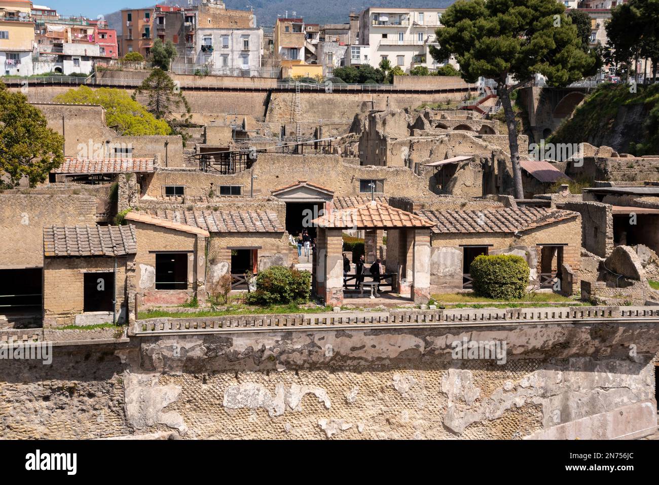 Paesaggio urbano dell'antica Ercolano, distrutto dall'eruzione vulcanica del Monte Vesuvio, Italia Foto Stock