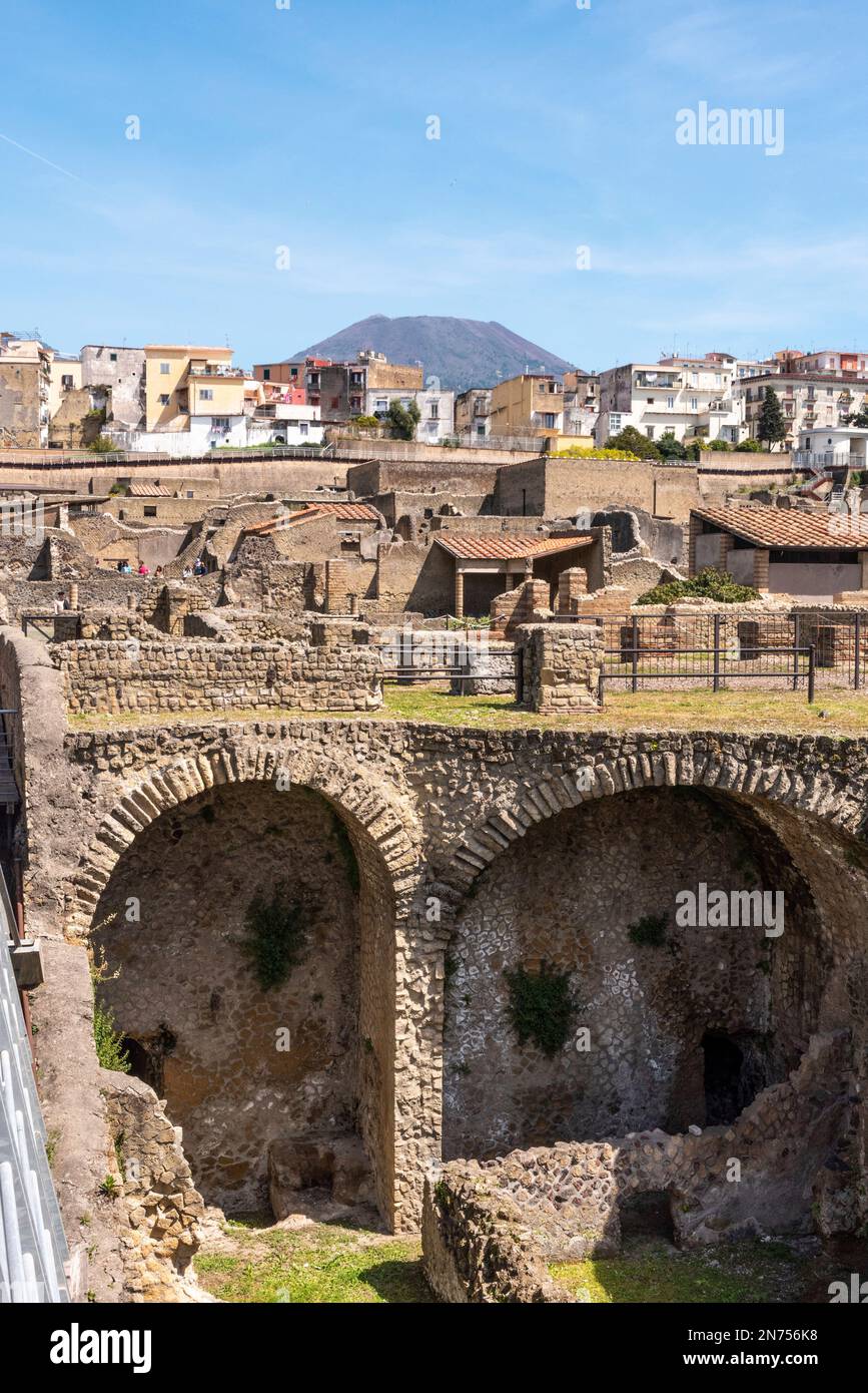 Paesaggio urbano dell'antica Ercolano, distrutto dall'eruzione vulcanica del Monte Vesuvio, Italia Foto Stock
