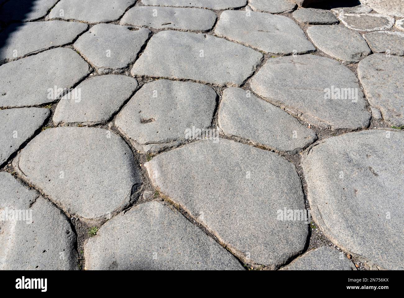 Una bella strada tipica acciottolata in un'antica città romana, il Sud Italia Foto Stock