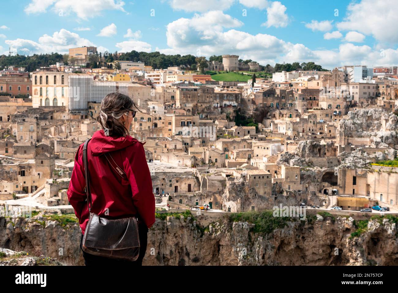 Una donna che gode della vista sul centro di Matera, Italia Foto Stock
