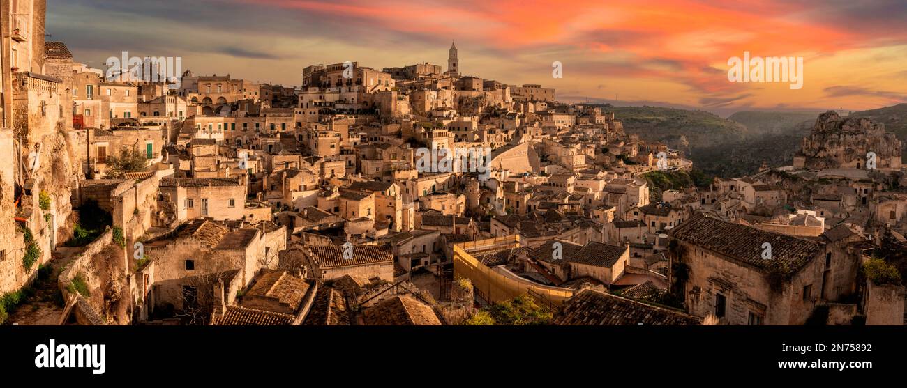 Paesaggio urbano panoramico di Matera con la chiesa grotta di Santa Maria di Idris, Italia Foto Stock